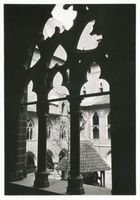 Marienburg, Westpr., Kreis Marienburg Marienburg i. Westpr., Hochschloß, Blick durch Fenster im Kreuzgang auf Hof mit Brunnen Marienburg, Schloß