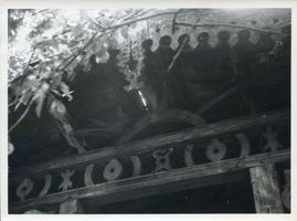 Altkelbunken, Kreis Sensburg Altkelbunken, Teil der Holzveranda mit Sonne und Lebensbaum Альткельбункен, часть деревянной веранды с солнцем и деревом жизни