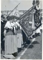  Ostpreußen, Mädchen mit Fahnen Восточная Пруссия, девушки со знамёнами