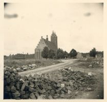Guttstadt, Kreis Heilsberg Guttstadt, Blick über den zerstörten Markt auf den Dom Гуттштадт, вид через разрушенный рынок на собор