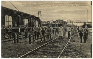Eydtkau, Kreis Ebenrode Eydtkuhnen, Bahnhof, Russische gefangene Soldaten beim Aufräumen der zerstörten Güterböden Эйдткунен, вокзал, русские пленные солдаты убирают разрушенные товарные вагоны