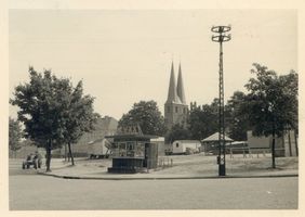 Allenstein, Stadtkreis Allenstein Allenstein, Westbahnhofsvorplatz, Blick auf Garnisonkirche Алленштайн, площадь перед Западным вокзалом, вид на гарнизонную церковь