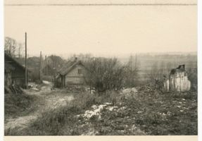  Kreis Osterode, Dorf mit Ruinen Siedlungsbauten der Ostpreußischen Landgesellschaft m.b.H. Königsberg