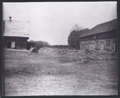 Landkeim Kr.Samland, Kreis Samland Landkeim Kr. Samland, Gutshof, rechts Kuhstall mit Miste, links Schweinestall Ландкайм, р-н Самбия, усадебный двор, справа коровник с навозной кучей, слева свинарник