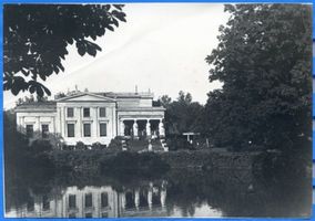 Beinuhnen, Kreis Angerapp Beynuhnen, Blick vom Dianateich auf Schloss und Säulenhalle II Байнунен, вид от пруда Дианы на замок и колонный зал, II