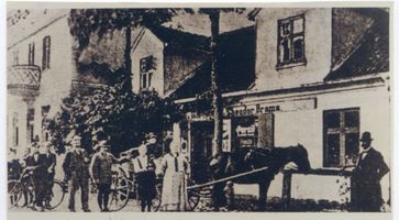 Rothfließ, Kreis Rößel Rothfließ, Geschäft Theodor Braun, Förster Bessling mit Fuhrwerk 