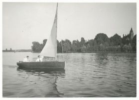  Masuren, Segelboot auf dem See, Kirche im Hintergrund Мазуры, парусная лодка на озере, церковь на заднем плане