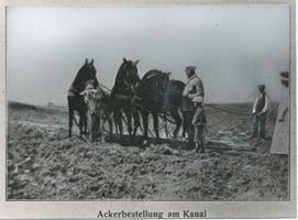  Masuren, Ackerbestellung am Kanal Мазуры, обработка поля у канала