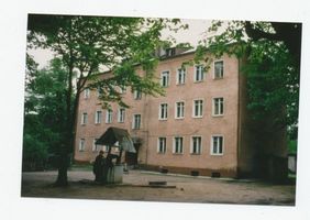 Metgethen, Ort und Bahnstation, Stadtkreis Königsberg Franz-Seldte-Weg 19a-b Metgethen, Franz-Seldte-Weg 19a-b, Alte Schule, Neubau Метгетен, Франц-Зельте-вег 19a-b, старая школа, новое здание