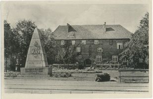 Rastenburg, Stadt, Kreis Rastenburg Rastenburg, Schloß mit Denkmal des Grenadier-Regiments V Растенбург, замок с памятником гренадерского полка, V