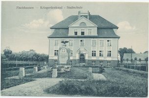 Fischhausen, Stadt, Kreis Samland Fischhausen, Kriegerdenkmal vor der Stadtschule II 