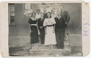 Satticken Kr. Treuburg, Kreis Treuburg Satticken Kr. Treuburg, Kolonialwarenladen Schippel, oben rechts Anna Schippel geb. Lask und Ernst Schippel Саттиккен, р-н Тройбург, колониальный магазин Шиппель, вверху справа Анна Шиппель, урожд. Ласк, и Эрнст Шиппель
