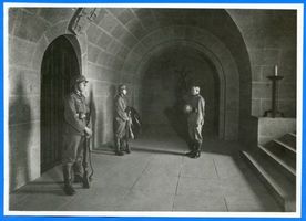 Hohenstein Kr. Osterode, Stadt, Kreis Osterode Hohenstein i. Ostpr., Reichsehrenmal Tannenberg, Wache vor der Gruft VI Hohenstein, Tannenberg-Nationaldenkmal
