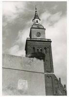 Schippenbeil, Kreis Bartenstein Schippenbeil, Kirche, davor Wand mit Wappen II 
