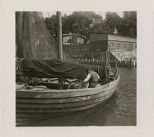 Fischhausen, Stadt, Kreis Samland Fischhausen, Fischer beim Netzeflicken in seinem Boot 