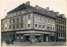 Königsberg (Pr.), Stadtkreis Königsberg Vorstädtische Langgasse (fr. Kronenstraßeḩ Vorstadt嚊� Vorstadt) 69 Königsberg (Pr.), Vorstädtische Langgasse 69, Ecke Sattlergasse Кёнигсберг (Пр.), Форштэдтише Ланггассе, 69, угол Заттлергассе