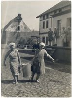 Karmitten, Kreis Samland Karmitten Kr. Samland, Mustermolkerei, Erntehelferinnen Кармиттен, округ Самбия, образцовая маслодельня, помощницы на жатве