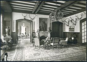 Neudeck, Kreis Rosenberg Neudeck, Halle mit Jagdttrophäen und Ölbild des Reichspräsidenten von Prof. Petersen 