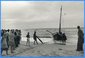 Sarkau, Kreis Samland Sarkau, Fischerboot wird mit Winde an den Strand gezogen II 
