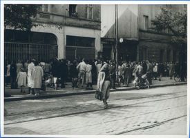 Allenstein, Stadtkreis Allenstein Kleeberger Straße Allenstein - Olsztyn, Kleeberger Straße,  Schlange stehen  nach Lebensmitteln 