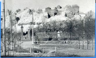 Königsberg (Pr.), Stadtkreis Königsberg Kaiser-Wilhelm-Platz Königsberg (Pr.), Schloß, Kaiser Wilhelm Platz mit Bismarck - Denkmal, Kriegsschäden Königsberg, Zweiter Weltkrieg und das Ende
