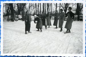 Lablacken Kr. Labiau, Kreis Labiau Lablacken Kr. Labiau, Mädels im Schnee II 