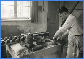 Tolkemit, Kreis Elbing Tolkemit, Töpfer beim Ziehen der Henkel Толькемит, гончар вытягивает ручки