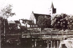 Friedland (Ostpr.), Kreis Bartenstein Friedland, Mühlenteichschleuse, im Hintergrund die Kirche Фридланд, шлюз мельничного пруда, на заднем плане церковь