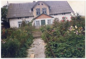 Bieberswalde Kr. Wehlau, Kreis Wehlau Bieberswalde Kr. Wehlau, Wohnhaus Friedr. Wilh. Neumann - Straßenseite Бибервальде, район Велау, жилой дом Фридриха Вильгельма Нойманна — сторона улицы
