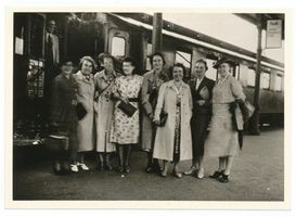 Tilsit, Stadt, Stadtkreis Tilsit Tilsit, Bahnhof, Frauen aus Köln zu Besuch in Tilsit Тильзит, вокзал, женщины из Кёльна в гостях в Тильзите