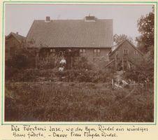 Inse, Försterei, Kreis Elchniederung Inse, Försterei, Vor dem Haus Frau Magda Riedel, die Frau des Hegemeisters Riedel 