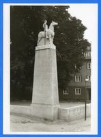 Insterburg, Stadt, Stadtkreis Insterburg Insterburg, Ulanendenkmal, Ecke Mühlendamm-Theaterstraße III Инстербург, памятник уланам, угол Мюлендамма и Театерштрассе, III