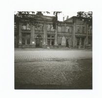 Tilsit, Stadt, Stadtkreis Tilsit Arndtstraße Tilsit, Arndtstr, Restaurant  Jakobsruh  von der Straßenseite nach der Zerstörung I Тильзит, Арндтштрассе, ресторан «Якобсру» с улицы после разрушения, I