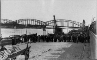 Tilsit, Stadt, Stadtkreis Tilsit Tilsit, Bevölkerung besichtigt erbeutete russische Kanonen am Memelufer Тильзит, население осматривает захваченные русские пушки на берегу Немана