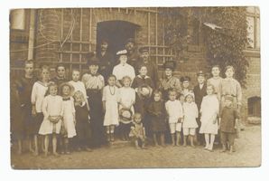 Tilsit, Stadt, Stadtkreis Tilsit Tilsit, Kindergruppe mit Erziehern, Kinderheim ?? Tilsit, nicht verortete Bildmotive