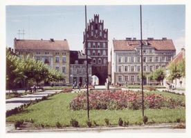 Bartenstein, Kreis Bartenstein Bartenstein, Ostpr., Marktplatz mit Heilsberger Tor und Springbrunnen II - col. 