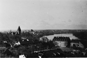 Tilsit, Stadt, Stadtkreis Tilsit Tilsit, Blick über das Landratsamt und den Schlossteich nach Südwesten Tilsit, Teichbrücke