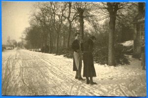 Lablacken Kr. Labiau, Kreis Labiau Lablacken Kr. Labiau, Fräulein Kähler sieht beim Fotografieren zu 