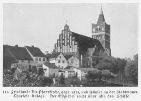 Friedland (Ostpr.), Kreis Bartenstein Friedland (Ostpr.), Pfarrkirche II, gegr.1313 und Häuser an der Stadtmauer 