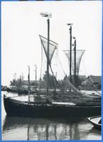 Nidden, Kreis Memel Nidden, Kurenkähne im Hafen X Nidden, Kurenkähne im Hafen und am Haffstrand