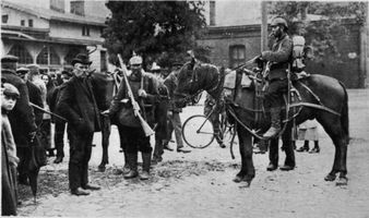 Tilsit, Stadt, Stadtkreis Tilsit Tilsit, Deutscher Infanterist auf einem erbeuteten russischen Pferde reitend Тильзит, немецкий пехотинец верхом на трофейной русской лошади