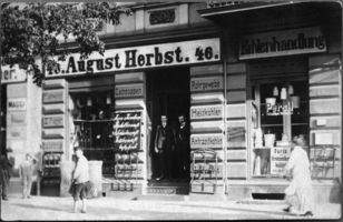 Tilsit, Stadt, Stadtkreis Tilsit Hohe Straße 46 Tilsit, Hohe Straße 46, Kohelnhandlung August Herbst Tilsit, Hohe Str. vom Hohen Tor zur Langgasse, südlicher Teil (Nr. 45-56)