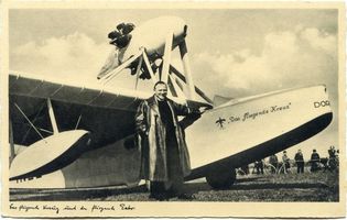 Rossitten Kr. Samland, Kreis Samland Rossitten Kr. Samland, Das fliegende Kreuz und der fliegende Pater (Paul Schulte) vor der Dornier Do 12 Росситтен, район Самбия, «Летающий крест» и летающий патер (Пауль Шульте) перед самолетом «Дорнье» Do 12