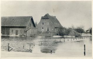 Gründann Kr. Elchniederung, Kreis Elchniederung Gründann, Hochwasser auf dem Schulgehöft Elchniederung, Ksp. Kreuzingen, Schulen, Lehrer, Schüler, Kindergärten