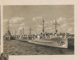 Neukuhren, Kreis Samland Neukuhren, Schiffe fahren aus dem Hafen 