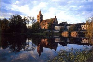Friedland (Ostpr.), Kreis Bartenstein Friedland (Правдинск), Blick auf die Kirche über den Mühlenteich 