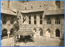 Marienburg, Westpr., Kreis Marienburg Marienburg i. Westpr., Die Marienburg, Hof des Hochschlosses mit Kreuzgang und Brunnen Мариенбург в Западной Пруссии, замок Мариенбург, двор Высокого замка с крестовой галереей и колодцем