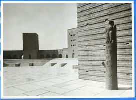 Hohenstein Kr. Osterode, Stadt, Kreis Osterode Hohenstein i. Ostpr., Reichsehrenmal Tannenberg Innenhof mit Holzsäule Königl. Preuss. Landwehr Inf. Reg. 5 und Adler Хоэнштайн в Вост. Пруссии, имперский памятник павшим Танненберг, внутренний двор с деревянной колонной королевского прусского ландверного пехотного полка № 5 и орлом