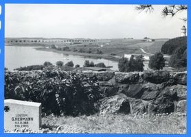 Angerburg Kr. Angerburg, Stadt, Kreis Angerburg Angerburg Kr. Angerburg, Blick vom Heldenfriedhof Angerburg, Heldenfriedhof der Stadt Angerburg am Schwenzaitsee