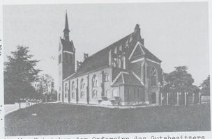 Königsberg (Pr.), Stadtkreis Königsberg Königsberg, Ponarth, Erbbegräbnis der Fam. Schifferdecker rechts und Ev. Kirche Königsberg, Stadtteil Ponarth